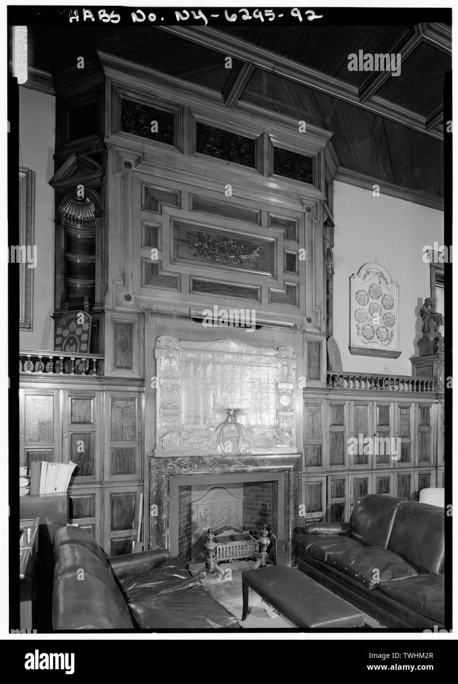 Deuxième étage, dixième chambre, de l'entreprise Détail montrant plaque en laiton, et cheminée - 7e Regiment Armory, 643 Park Avenue, New York, New York County, NY Banque D'Images