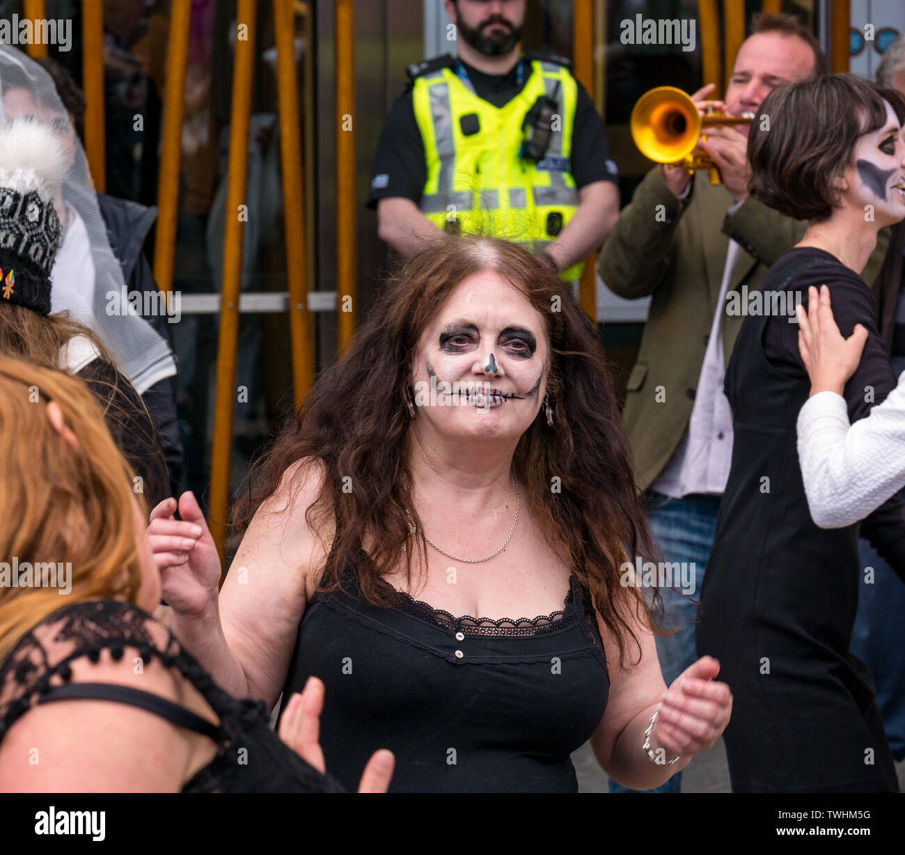 Rébellion d'extinction les changements climatiques les manifestants dans la danse théâtrale une mortalité dans, le Parlement écossais, Edimbourg, Ecosse, Royaume-Uni Banque D'Images