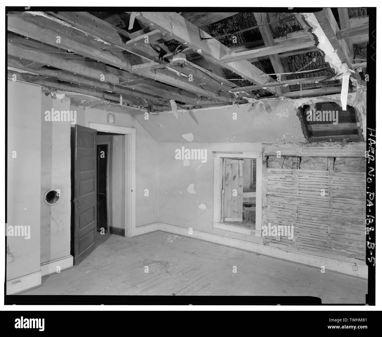 Deuxième étage, vue NORD-OUEST, d'une chambre à l'EST D'STAIRHALL - Direction générale de l'Ouest Michigan Canal, l'écluse n° 34 éclusiers House, au sud de la State Route 664 nord le long de la Direction générale de la banque de l'ouest de la rivière Susquehanna, 2 000 pieds à l'Est de Jay Street Bridge, Lock Haven, Clinton County, PA ; Pennsylvanie Canal Company ; Packer, William A ; Kise, Franks et paille, constituée, l'entrepreneur ; Cremer, Jill, équipe de terrain ; Humphrey, Steve, l'équipe de terrain ; Metz, Lance, l'équipe de terrain ; Cleveland, M Todd, gestionnaire de projet ; U.S. Army Corps of Engineers, District de Baltimore, répondant ; Nabors, Susan C, historien ; abbé, Martin B, historien ; Banque D'Images