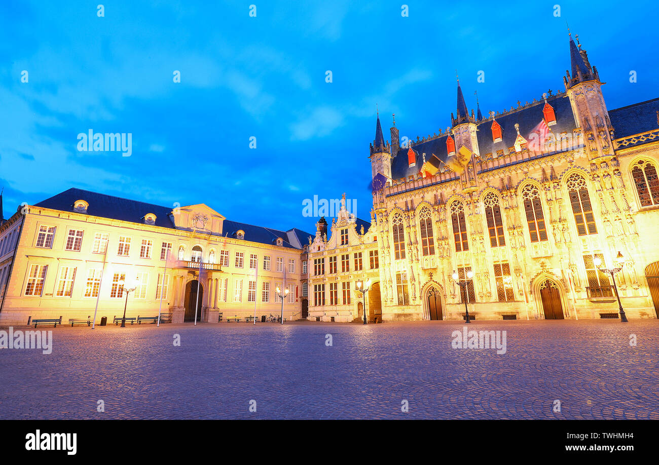 La ville pittoresque médiévale avec la nuit place Burg à Bruges, Belgique. Banque D'Images