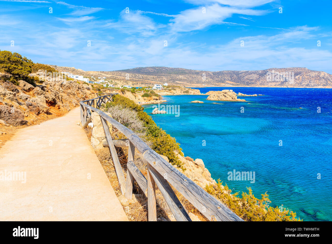 Sentier de randonnée le long de la côte de la mer magnifique dans Ammopi village, l'île de Karpathos, Grèce Banque D'Images