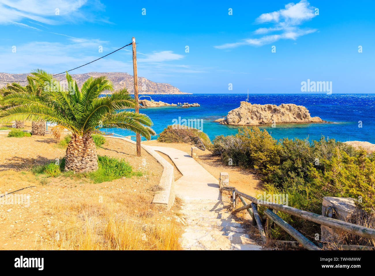 Sentier du littoral le long de mer près de Ammopi village, l'île de Karpathos, Grèce Banque D'Images