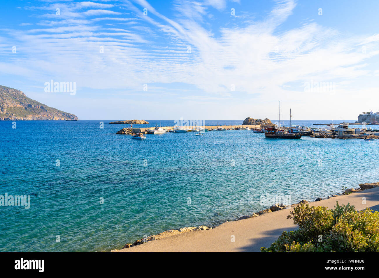 La baie de la mer sur la côte de l'île de Karpathos, Grèce près de port de Pigadia Banque D'Images