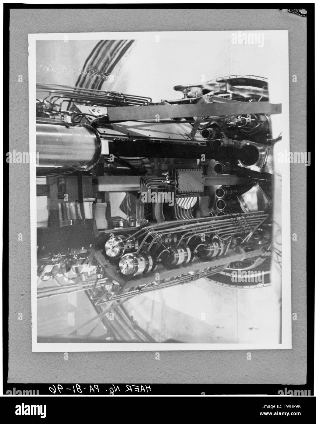 1 ASSEMBLÉE GÉNÉRALE À PARTIR DE SEMENCES CARBURANT EMPLACEMENT L-9 d'être retiré de la cuve du réacteur AU MOYEN D'EXTRACTION CARBURANT CRANE, 7 janvier 1960 - Nucléaire de Shippingport, sur l'Ohio River, à 25 kilomètres au nord-ouest de Pittsburgh, Shippingport, Beaver County, PA ; Hyman Rickover, G ; Duquesne Light Company ; Département de l'énergie ; l'énergie atomique Commission ; Westinghouse Electric Corporation ; Bettis Atomic Power Laboratory ; Stone and Webster Engineering Corporation ; Dravo Corporation ; Simpson, John W ; Gray, John E ; Barker, Joseph H ; Iselin, d G ; Combustion Engineering, Incorporated ; Knolls Atomic Power Laborat Banque D'Images