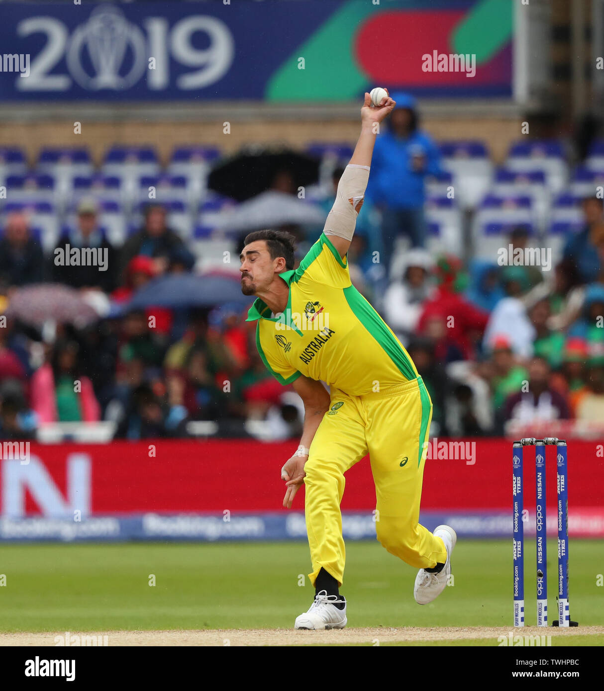 NOTTINGHAM, Angleterre. 20 juin 2019 : Mitchell Starc de bowling l'Australie au cours de l'Australie v Le Bangladesh, l'ICC Cricket World Cup Match, à Trent Bridge, Nottingham, Angleterre. Credit : Cal Sport Media/Alamy Live News Banque D'Images