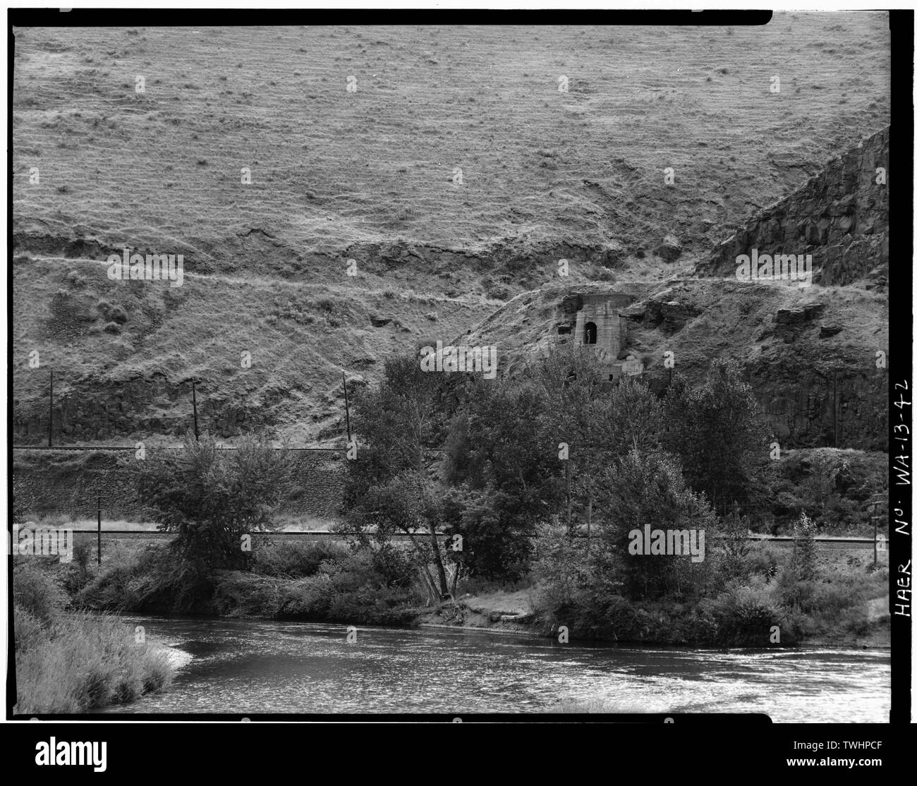 Ligne SELAH, À L'OUEST DE L'AUTRE CÔTÉ DE LA RIVIÈRE YAKIMA, montrant un concasseur de roche abandonnés - Fondation de la Société des transports interurbains en Yakima Valley Railroad, reliant les villes de Yakima, Selah et Wiley City, Yakima, Yakima County, WA ; Kenly, Edward M ; Whitson, Edward ; Sawyer, William Henry Scudder, P ; B ; Yakima Inter-Valley Traction Company ; Splawn, UN J ; Rankin, George S ; Niles Car Company ; Annéepar, Jean P, émetteur ; Johnsen, Kenneth G, historien ; Schmidt, Jigger, photographe Banque D'Images