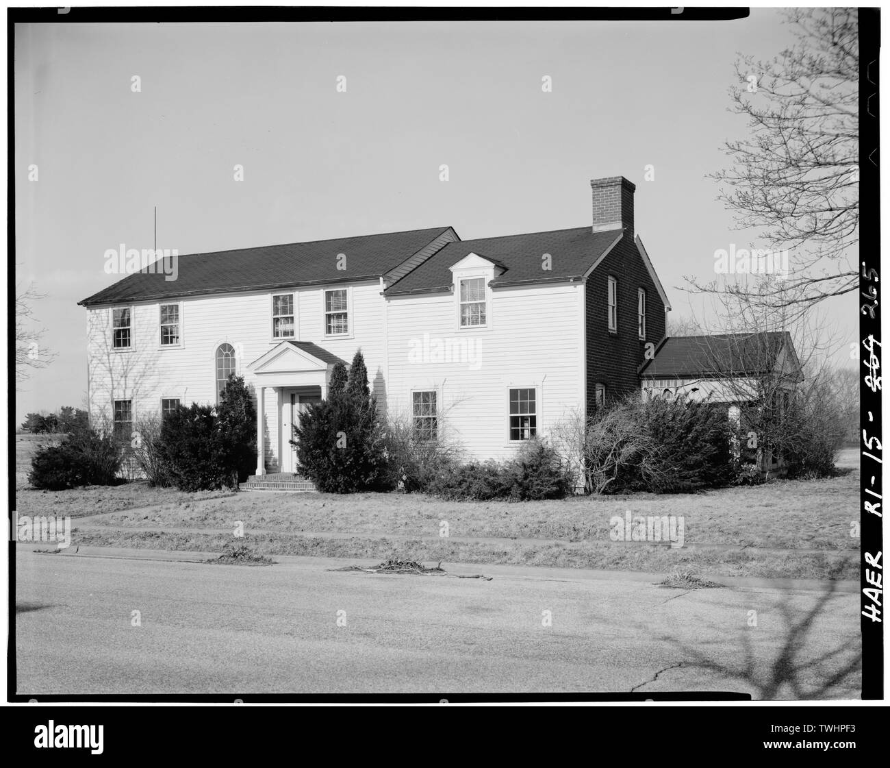 L'OFFICIER SENIOR F, 1940-1941. GEORGE A. FULLER ET CO., LES CONCEPTEURS DE LA REPRISE D'UN C. 1939 CHALET D'ÉTÉ DANS CETTE résidence néo-coloniale. Vue de l'Ouest montrant l'entrée principale de l'élévation et l'extrémité sud. - Quonset Point Naval Air Station, Roger Williams Way, North Kingstown, comté de Washington, RI ; Albert Kahn,Incorporated ; George Fuller Company ; UNE Merritt-Chapman et Scott Corporation Banque D'Images