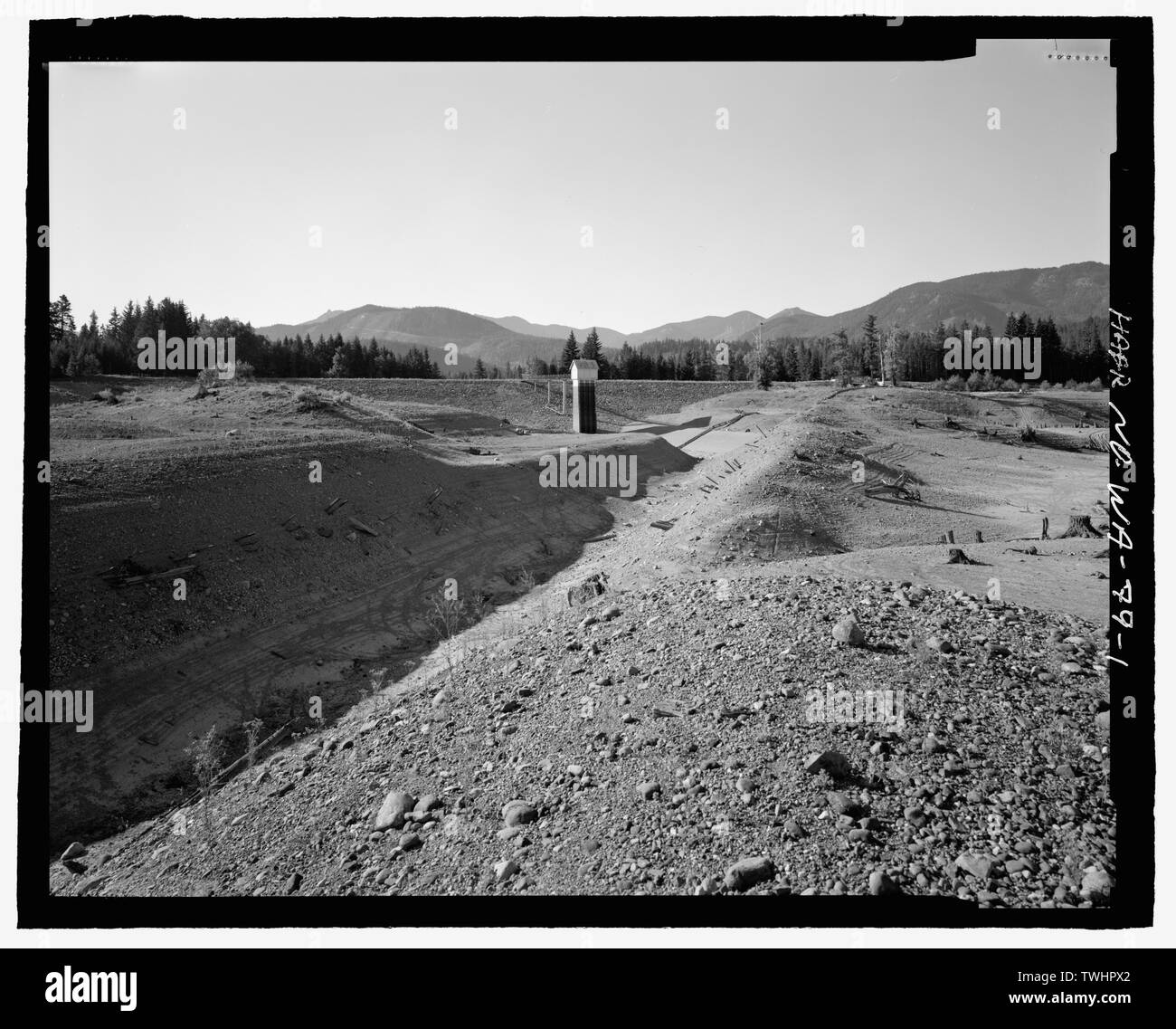 Et face amont du barrage, À AU SUD-OUEST (segment de conduite enterrée canal d'entrée en premier plan, Entrée et Gate Tower dans le centre historique) - Kachess Barrage, rivière Kachess, 1,5 milles au nord de l'Interstate 90 , Easton, comté de Kittitas, WA ; Avery, Christine, émetteur Banque D'Images Et face amont du barrage, À AU SUD-OUEST (segment de conduite enterrée canal d'entrée en premier plan, Entrée et Gate Tower dans le centre historique) - Kachess Barrage, rivière Kachess, 1,5 milles au nord de l'Interstate 90 , Easton, comté de Kittitas, WA ; Avery, Christine, émetteur Banque D'Images