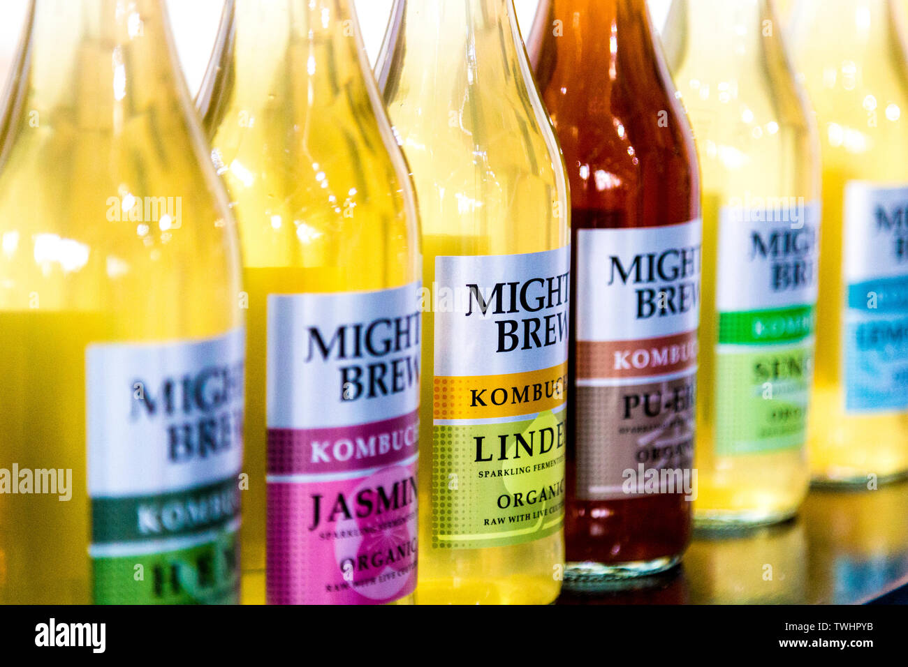 Close-up de bouteilles de bière puissante FesTeaVal 2019 Kombucha, du tabac au Dock, London, UK Banque D'Images