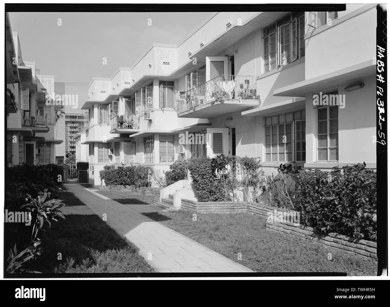 La 7e rue et LENOX AVENUE, VUE GÉNÉRALE À L'OUEST, MONTRANT DES APPARTEMENTS À COUR - Miami Beach Quartier Historique Art Déco, Miami, Comté de Miami-Dade, en Floride Banque D'Images