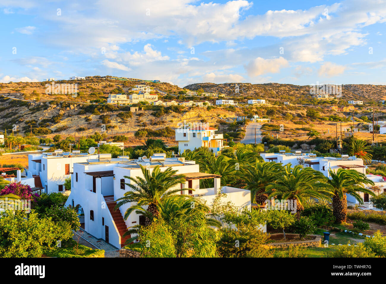 Belles villas dans des jardins tropicaux dans Ammopi village, l'île de Karpathos, Grèce Banque D'Images