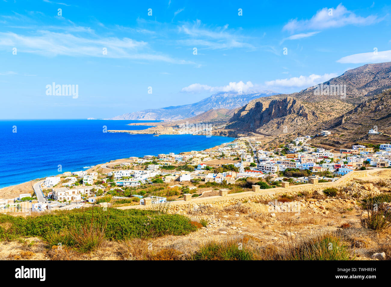 Vue de la côte de la mer magnifique avec des montagnes et village Arkasa sur l'île de Karpathos, Grèce Banque D'Images