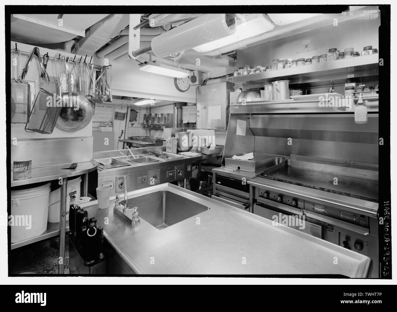 La cuisine du navire. À l'arrière à tribord. - U.S. Coast Guard Cutter BUTTONWOOD, l'île de Yerba Buena, San Francisco, Comté de San Francisco, CA Banque D'Images