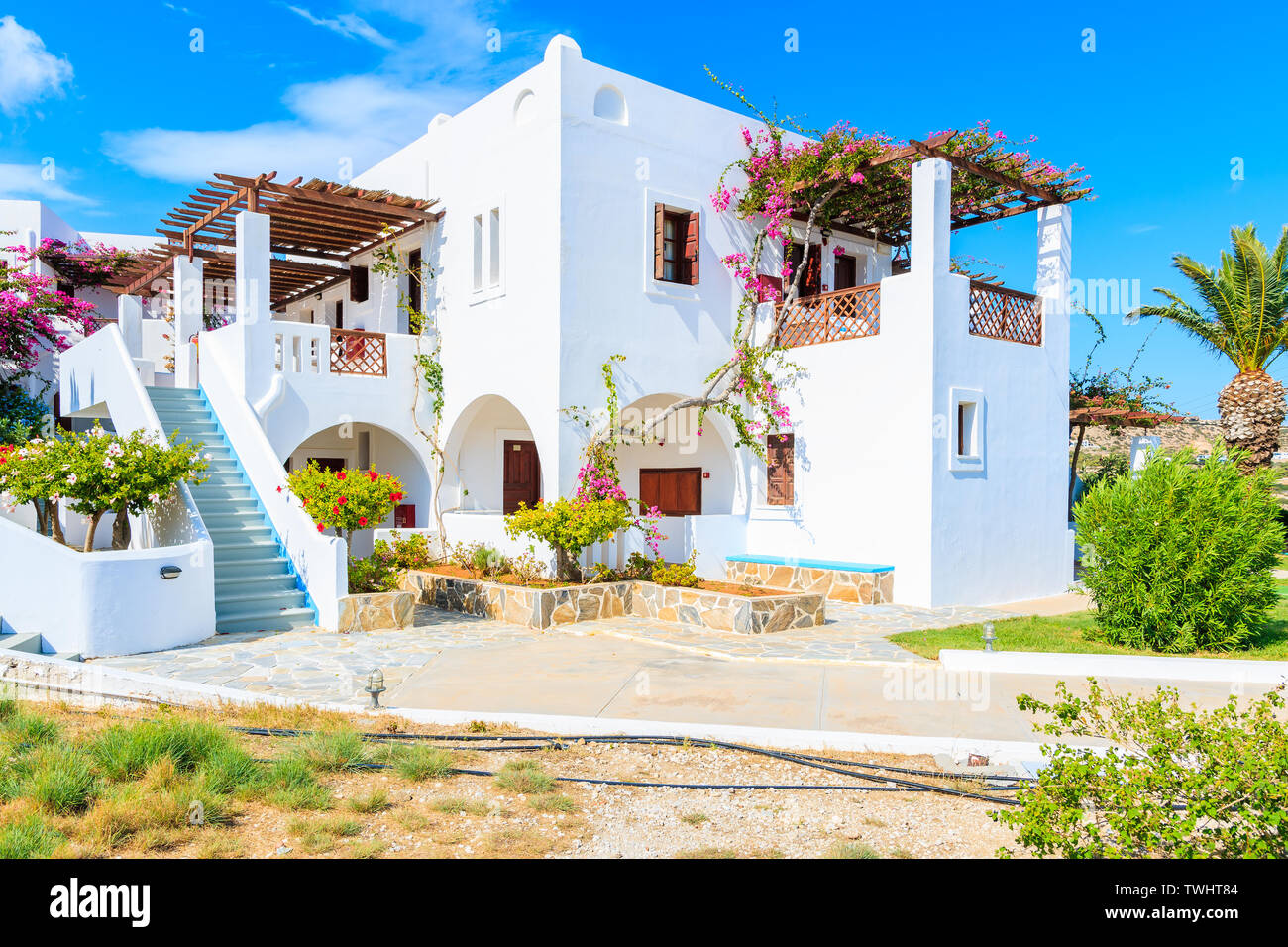 Belles villas dans Ammopi village sur la côte de la mer de l'île de Karpathos, Grèce Banque D'Images