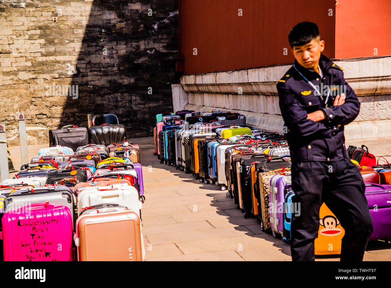 Le personnel d'un comité permanent en regardant les valises déposées à l'entrée de la cité interdite à Beijing Banque D'Images