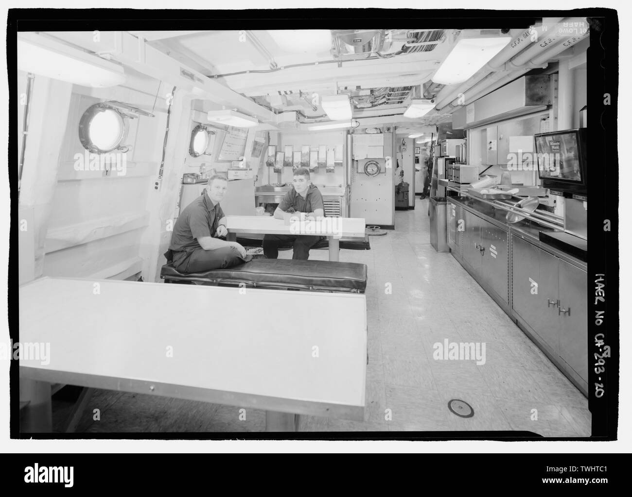 MESS DU NAVIRE. À l'arrière. - U.S. Coast Guard Cutter BUTTONWOOD, l'île de Yerba Buena, San Francisco, Comté de San Francisco, CA Banque D'Images