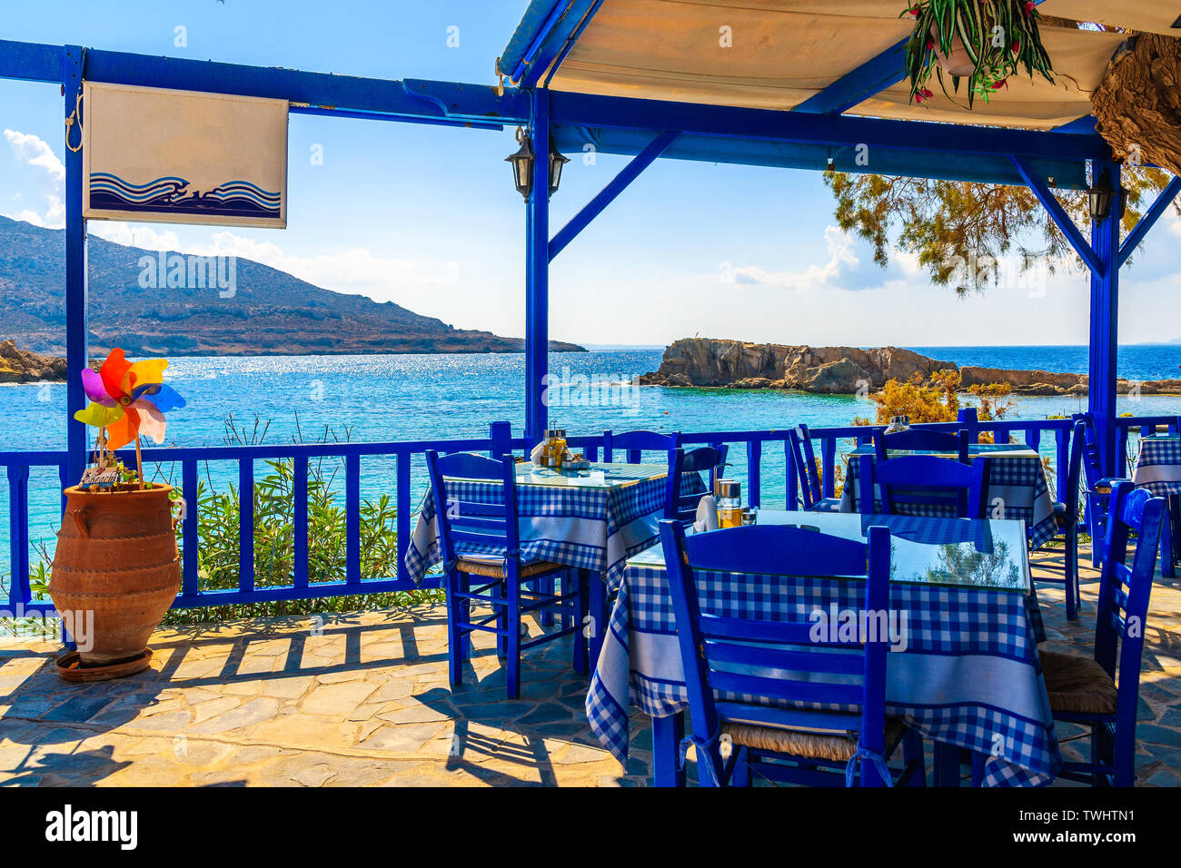 Terrasse avec tables de taverne grecque traditionnelle avec vue sur la mer à Lefkos village sur l'île de Karpathos, Grèce Banque D'Images