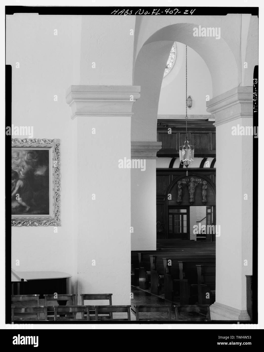 Tourné dans la nef de l'ARRIÈRE DE ST. FRANCES CHAPELLE (DIRECTION PHOTOGRAPHIE - NORD-OUEST). - Knowles Memorial Chapel, 1100 Holt Avenue, Winter Park, Orange County, FL Banque D'Images