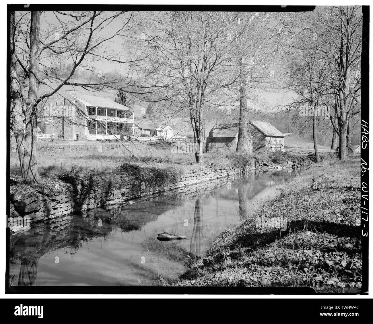 Montrant d'eau, édifice du magasin (en haut à gauche), SPRING HOUSE ET BATH HOUSE (près de ruisseau), le SUD-EST DE FRONTS ET AU SUD-OUEST (4 x 5 x 7 5 négatif ; print) - Sel Sulpher Springs, U.S. Route 219, Salt Sulphur Springs, comté de Monroe, WV Banque D'Images