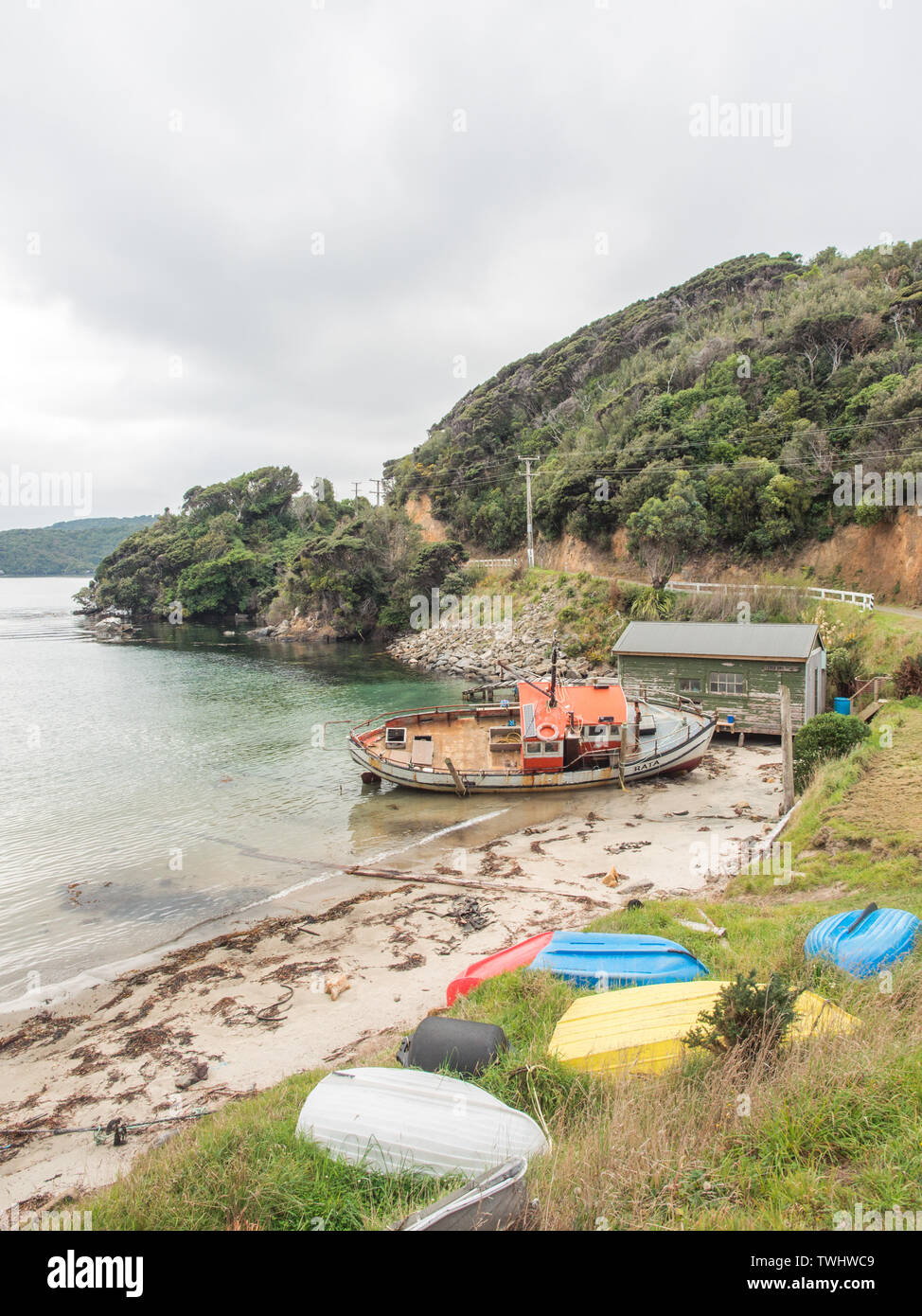 En carène de bateau de pêche colorés et dériveurs, Leask Bay, Oban, Rakiura Stewart Island, New Zealand Banque D'Images