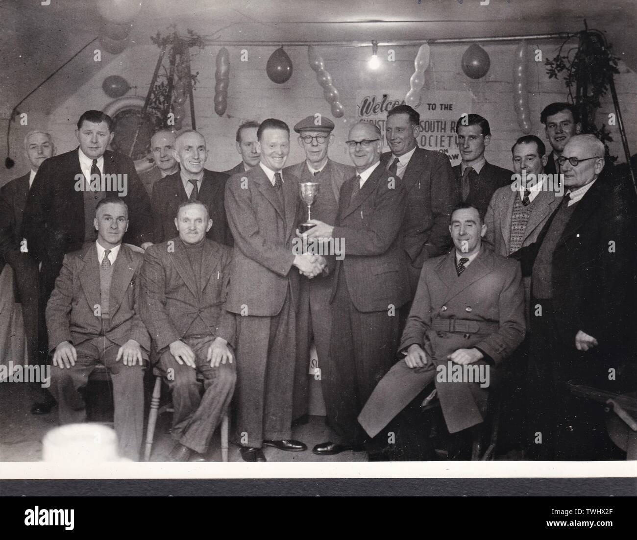 Vintage noir et blanc photo de groupe d'hommes, l'attribution d'être présentée Banque D'Images