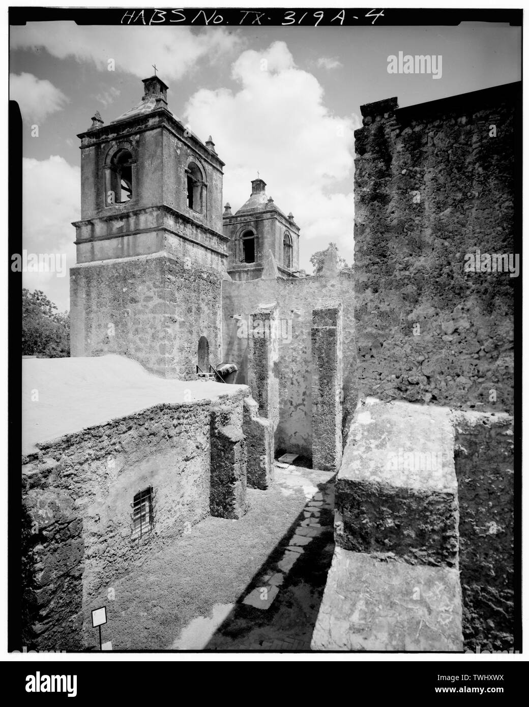 Vue latérale du couvent ÉGLISE AVEC EN PREMIER PLAN, À LA MISSION DU NORD - Senora de la Purisima Concepcion, église, 807 route de la Mission, San Antonio, TX, Comté de Bexar Banque D'Images