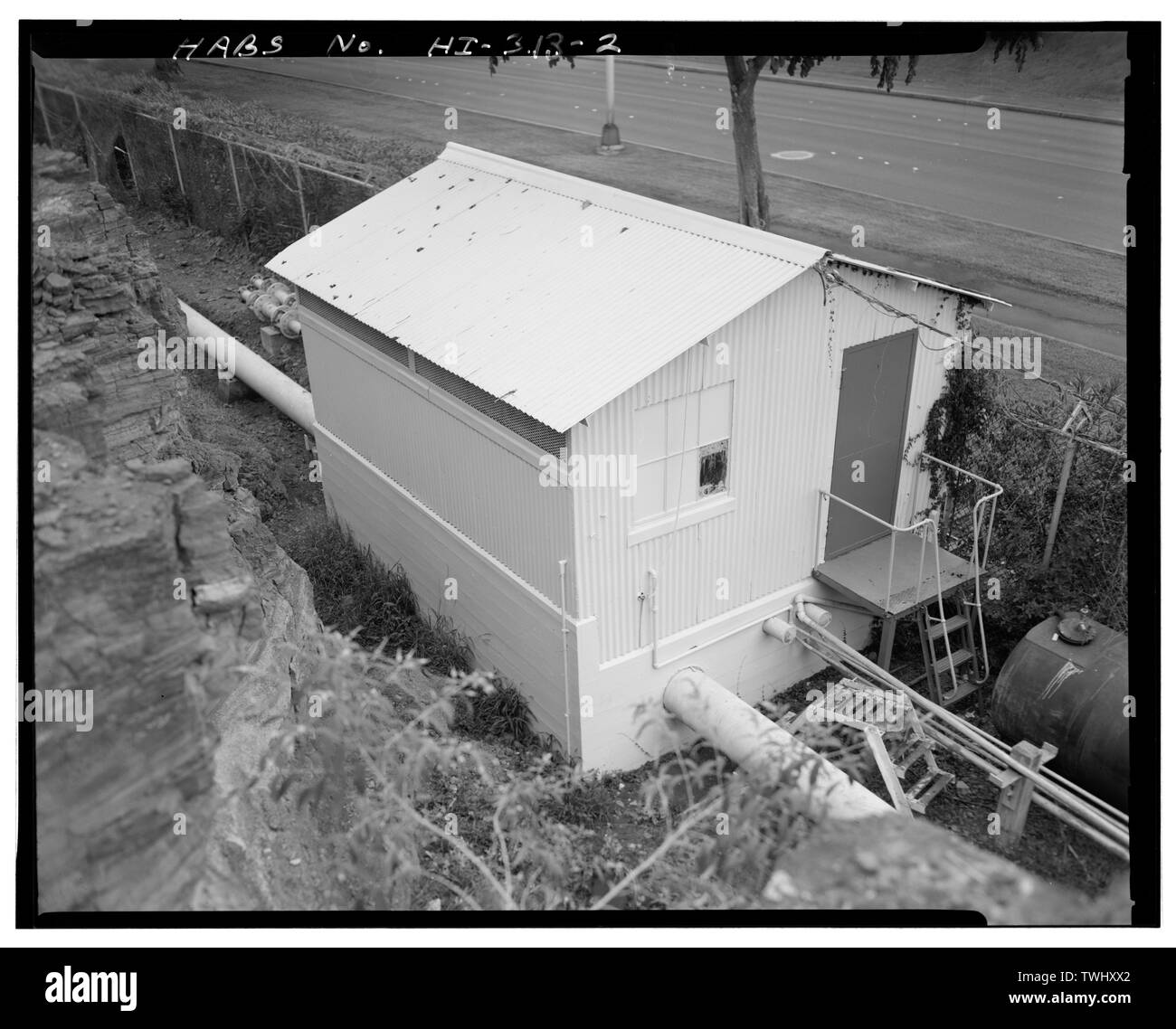 Vue latérale du bâtiment N° 162 VERS LE NORD-OUEST. - Base navale américaine, Pearl Harbor, de pompage, de réservoirs intermédiaires, North Road, Pearl City, comté de Honolulu, HI Banque D'Images