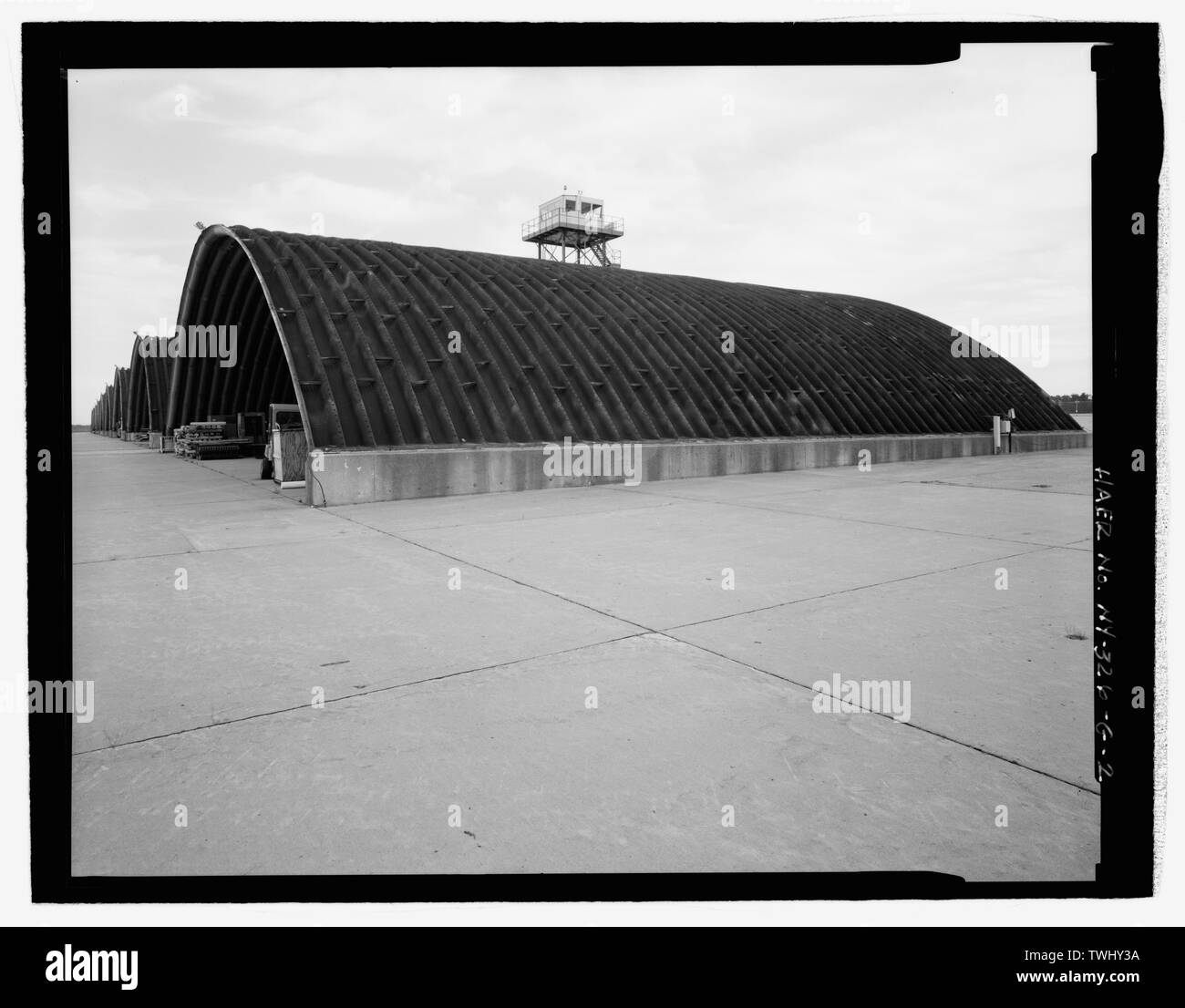 Vue latérale D'UN ABRI PLUS AU NORD. Vue de sud. - Plattsburgh Air Force Base, FB-111A l'abri des avions, la rue Florida, abris d'avions à Plattsburgh, Clinton County, NY Banque D'Images