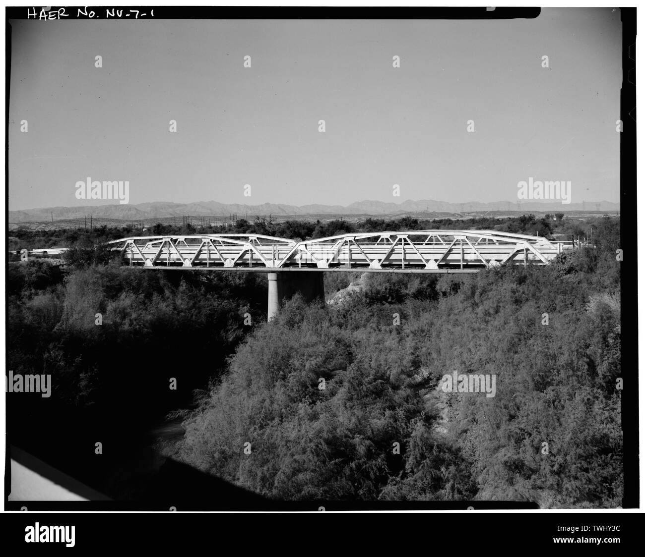 Vue latérale du pont de la rivière boueuse de la I-15 BRIDGE - Muddy River Bridge, enjambant la rivière boueuse au nord-est de l'I-15 et la State Route 168, Laval, comté de Clark, NV Banque D'Images
