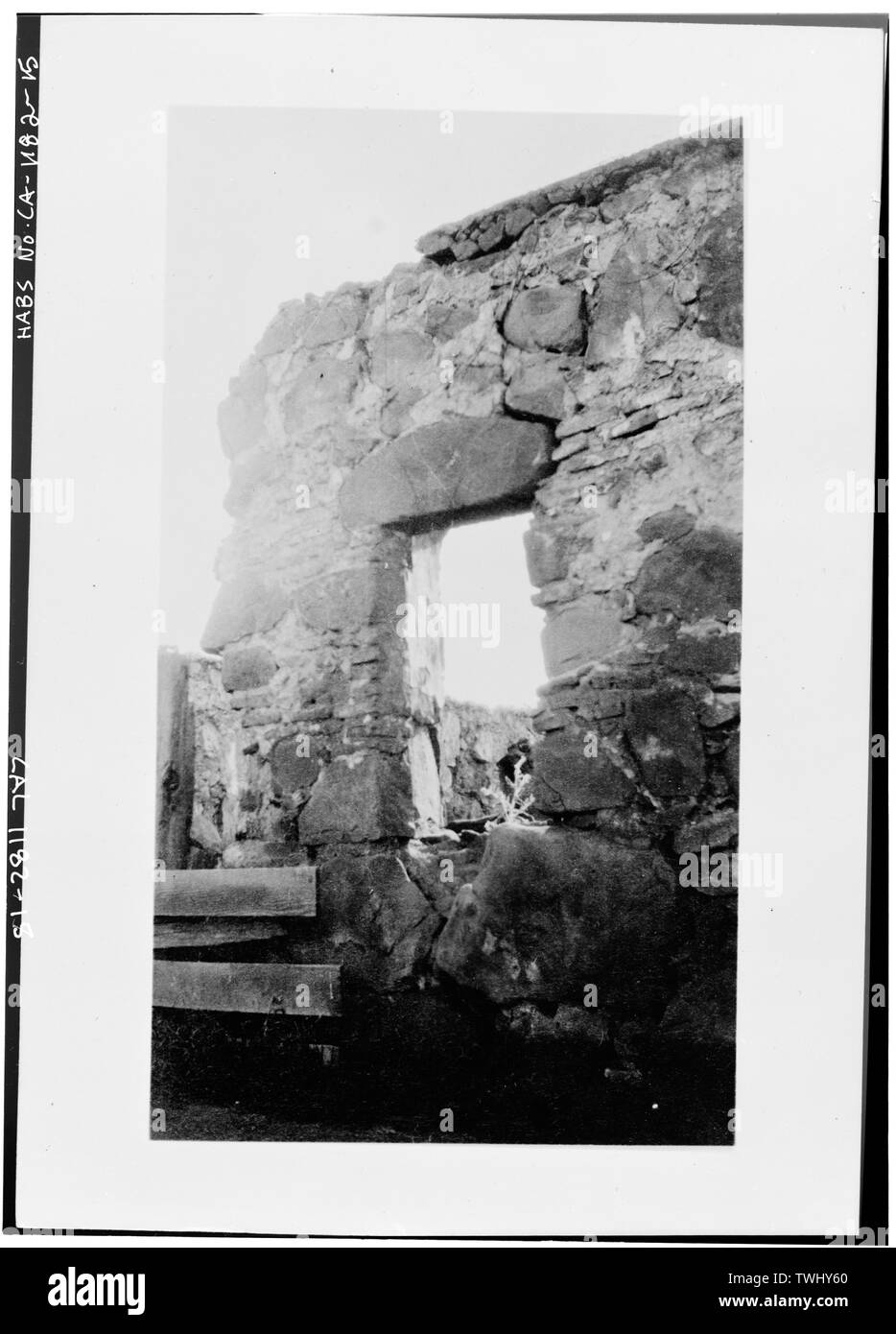 Vue de côté fenêtre - Santa Margarita Asistencia, Santa Margarita, Comté de San Luis Obispo, CA Banque D'Images