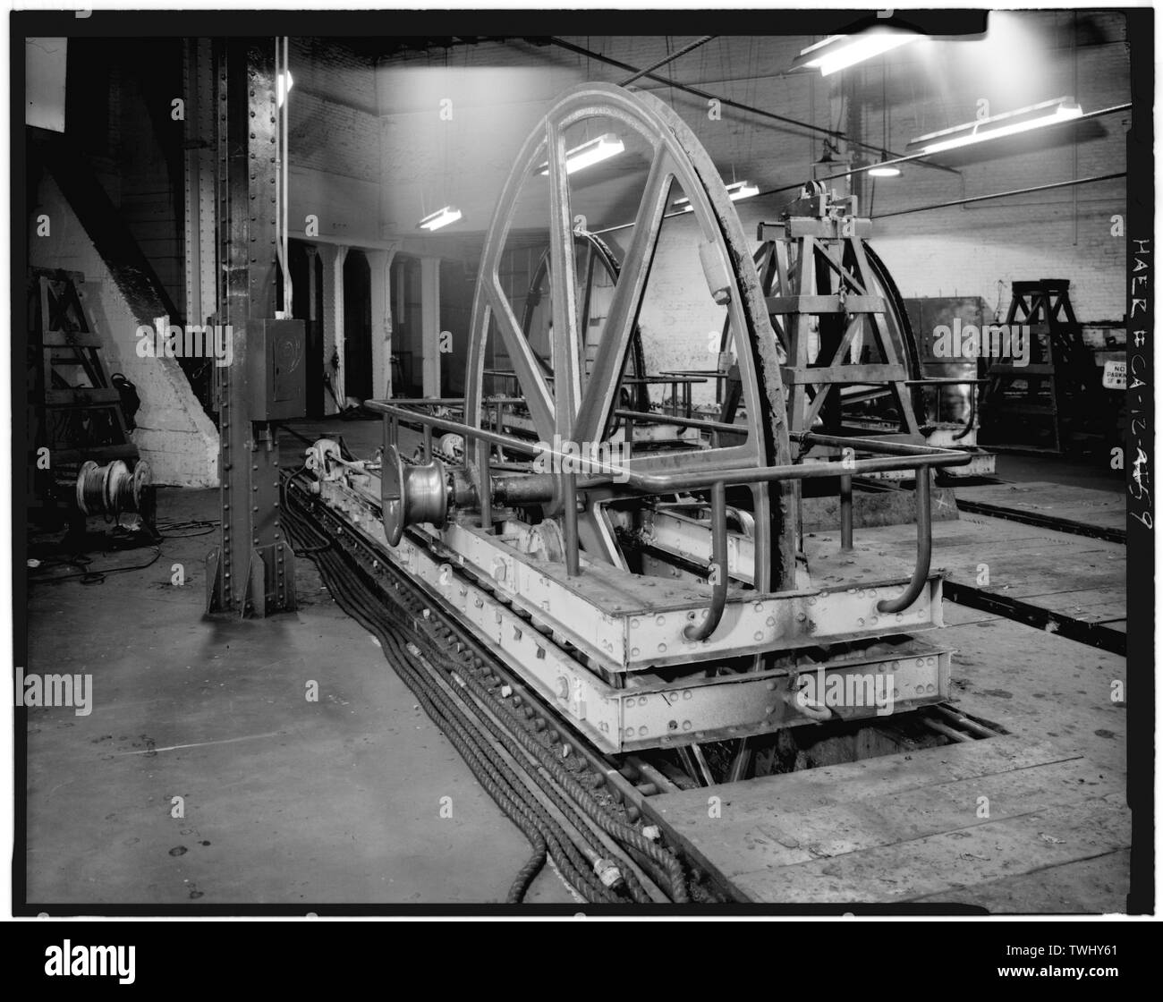 Vue latérale du chariot TENSION- vue de côté vers le sud de la California Street cable chariot de tension. - San Francisco Cable Railway, Washington et Mason Rues, San Francisco, Comté de San Francisco, CA Banque D'Images