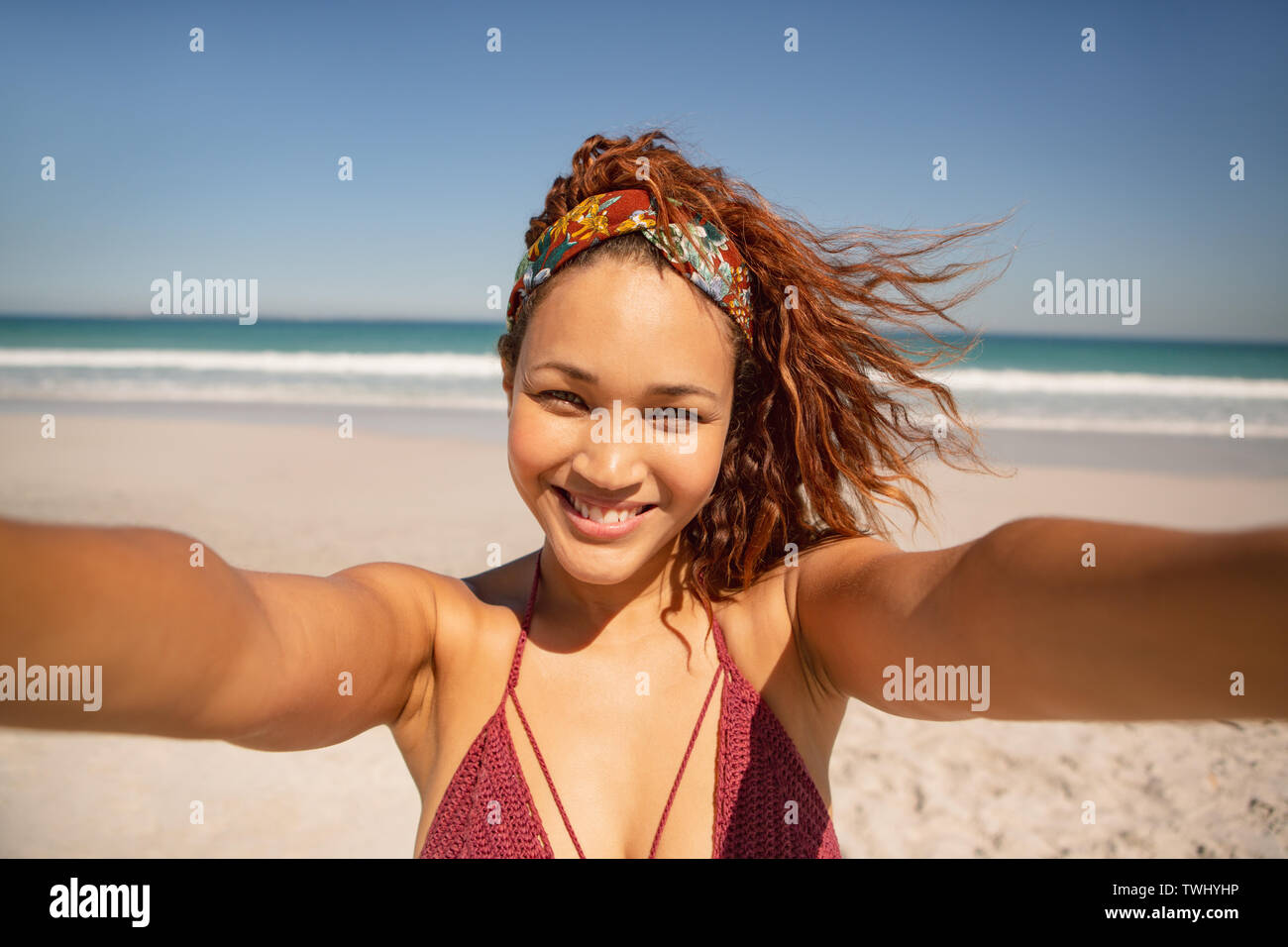 Belle femme debout sur la plage Banque D'Images