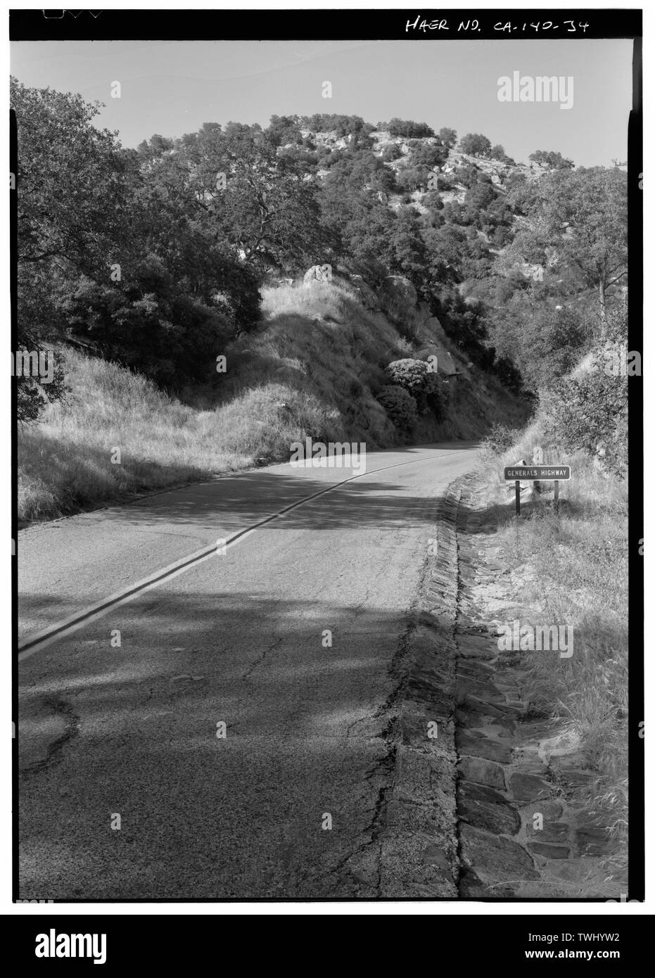 Signer POUR LES GÉNÉRAUX L'autoroute à l'approche, face au nord. Remarque - Les gouttières de pierre l'Autoroute, Trois Rivières, comté de Tulare, CA Banque D'Images
