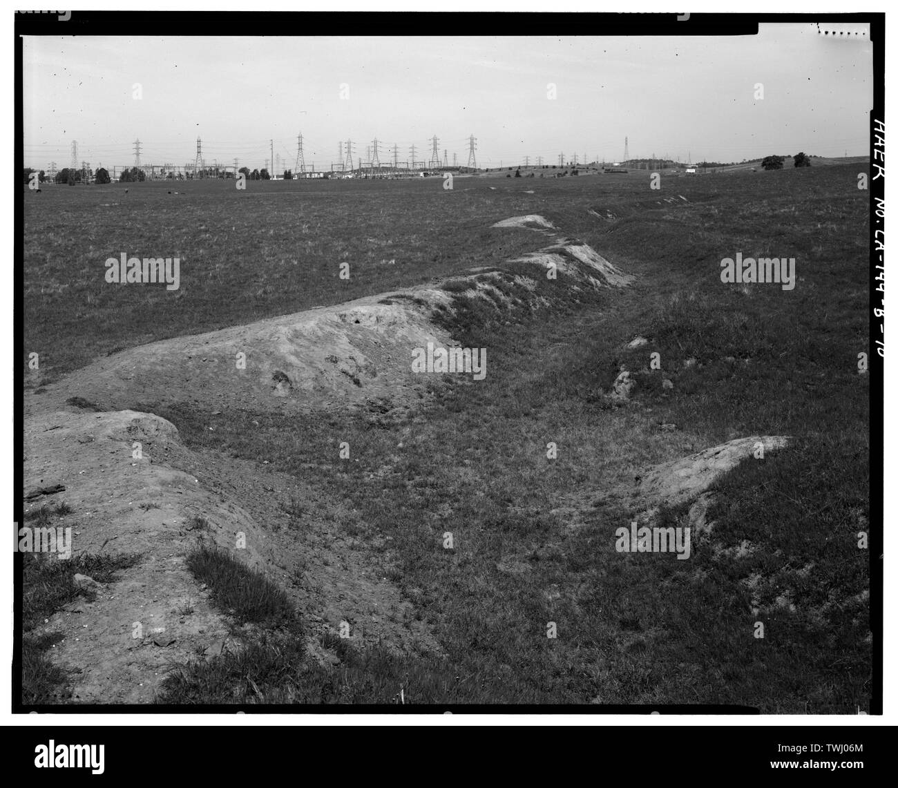 Les bermes de terre sinueux LE LONG DE LA LIGNE DU CONTOUR. Vue DE NORD-OUEST. Natomas - réseau de fossés, de Rhodes, de fossé à l'ouest de Bidwell Street, au nord de la route 50, canton, comté de Sacramento, CA Banque D'Images
