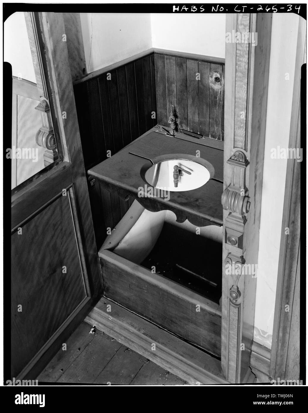 Lavabo et baignoire, 3ème étage - CENTRE SUD Maison Lockwood-Mathews, Veterans' Memorial Park, au sud-est, à Norwalk, comté de Fairfield, CT Banque D'Images