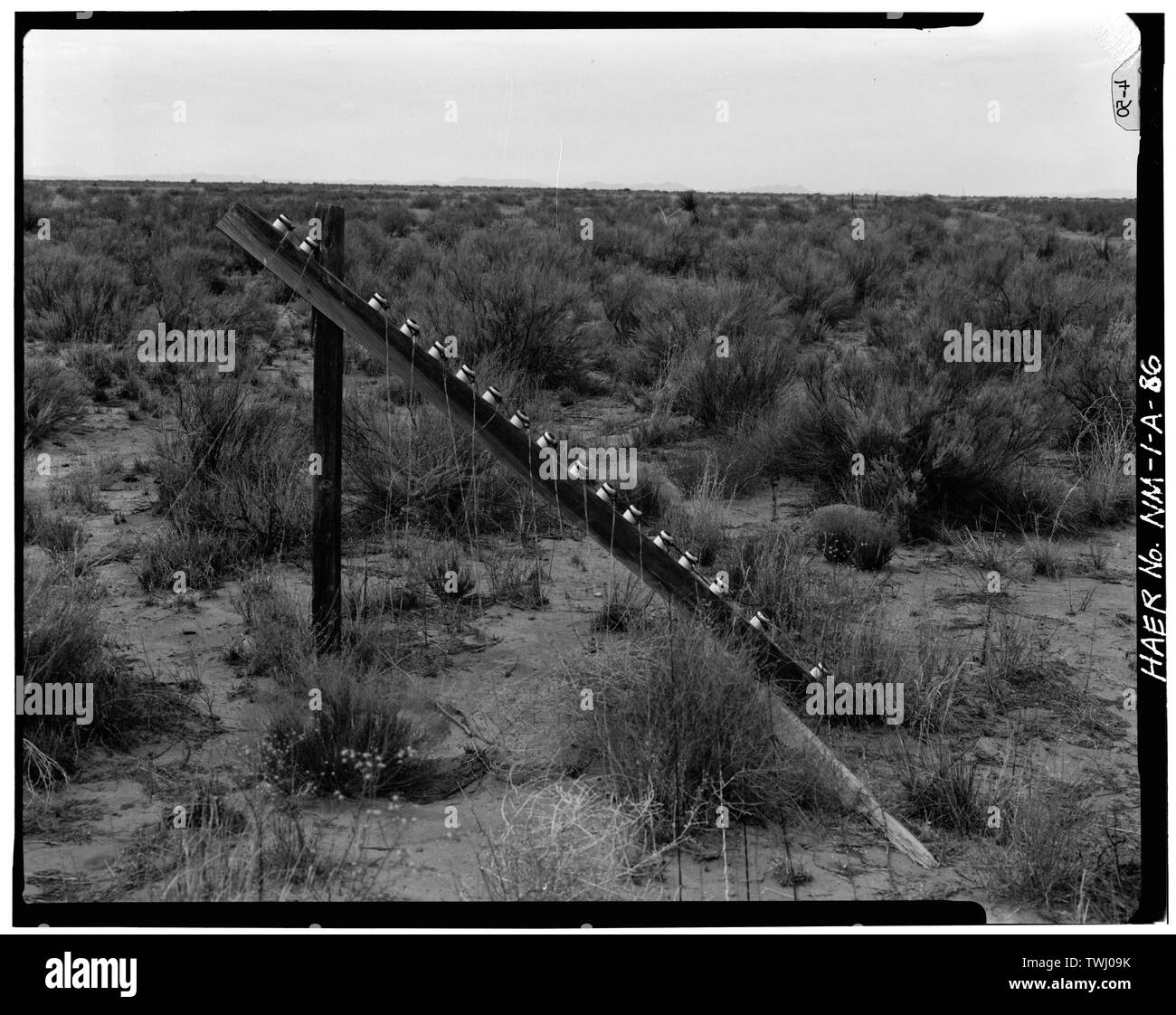 L'INSTRUMENTATION DU SITE- VUE DU CÂBLAGE DE COMMUNICATION À environ trois milles au nord de Ground Zero, À NORTH - White Sands Missile Range, Trinity Site, aux environs des routes 13 et 20, White Sands, Dona Ana County, NM Banque D'Images