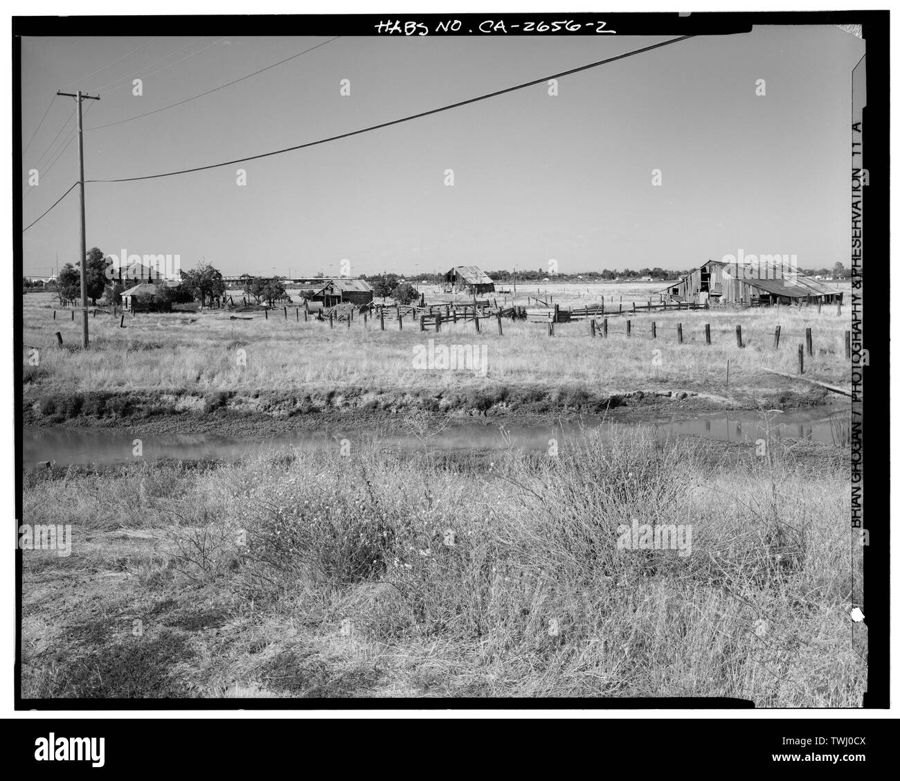 Présentation du site, à 14 degrés nord. La partie DEUX DE TROIS PARTIES PANORAMA. De gauche à droite- MAISON PRINCIPALE ET BUNKHOUSE, grenier à foin, étable, GRANGE DU LAIT. - Hudson-Cippa-Wolf Ranch, Sorento Road, Sacramento, comté de Sacramento, CA Banque D'Images