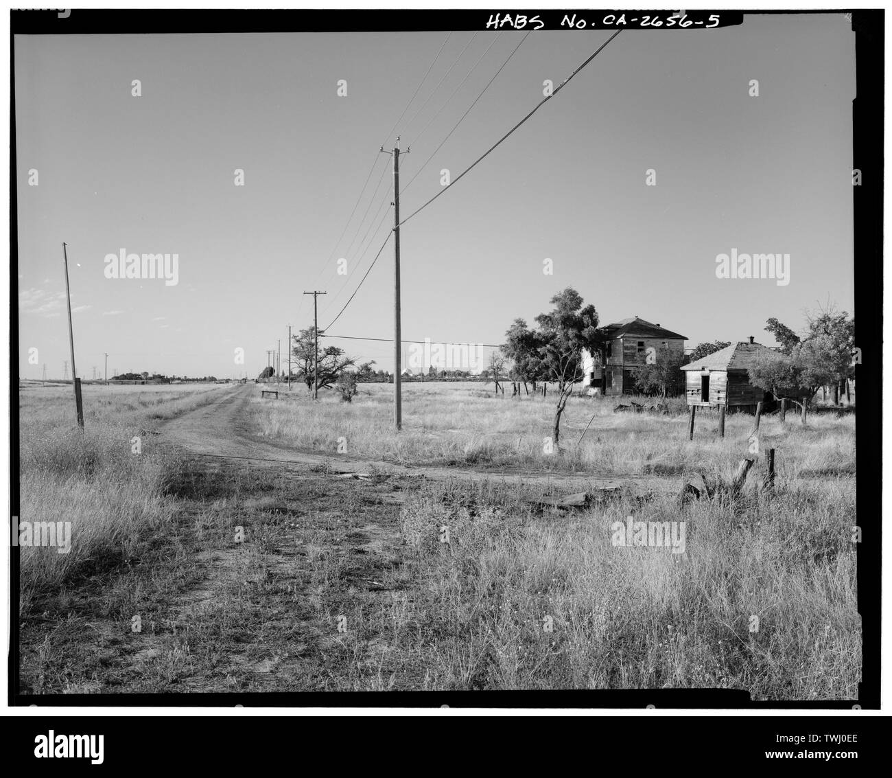 Présentation du site, à 356 degrés nord. La PREMIÈRE PARTIE DE TROIS PARTIES PANORAMA. De gauche à droite- SORENTO ROAD, MAISON PRINCIPALE, PAVILLON-DORTOIR. - Hudson-Cippa-Wolf Ranch, Sorento Road, Sacramento, comté de Sacramento, CA Banque D'Images