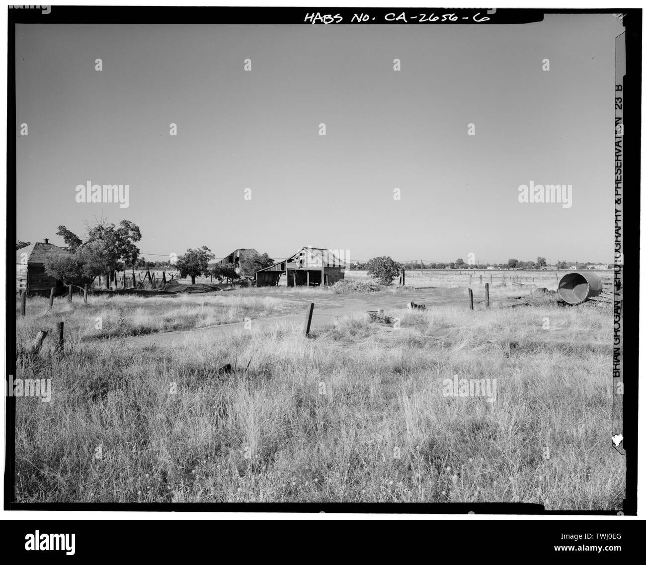 Présentation du site, à 42 degrés au nord-est. La partie DEUX DE TROIS PARTIES PANORAMA. De gauche à droite- dortoir, grange, grenier à foin. - Hudson-Cippa-Wolf Ranch, Sorento Road, Sacramento, comté de Sacramento, CA Banque D'Images