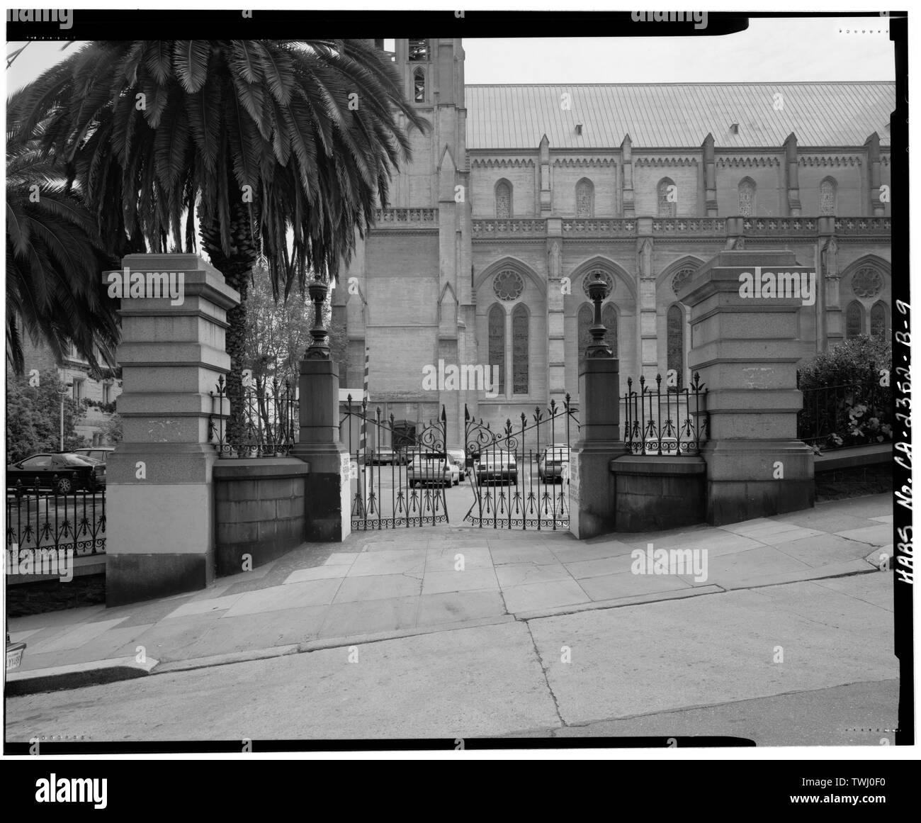Porte de la rue Sacramento et de pylônes, vue d'élévation du nord - Cathédrale Grace, Crocker, clôture le long des rues Taylor et Sacramento, San Francisco, Comté de San Francisco, CA Banque D'Images Porte de la rue Sacramento et de pylônes, vue d'élévation du nord - Cathédrale Grace, Crocker, clôture le long des rues Taylor et Sacramento, San Francisco, Comté de San Francisco, CA Banque D'Images