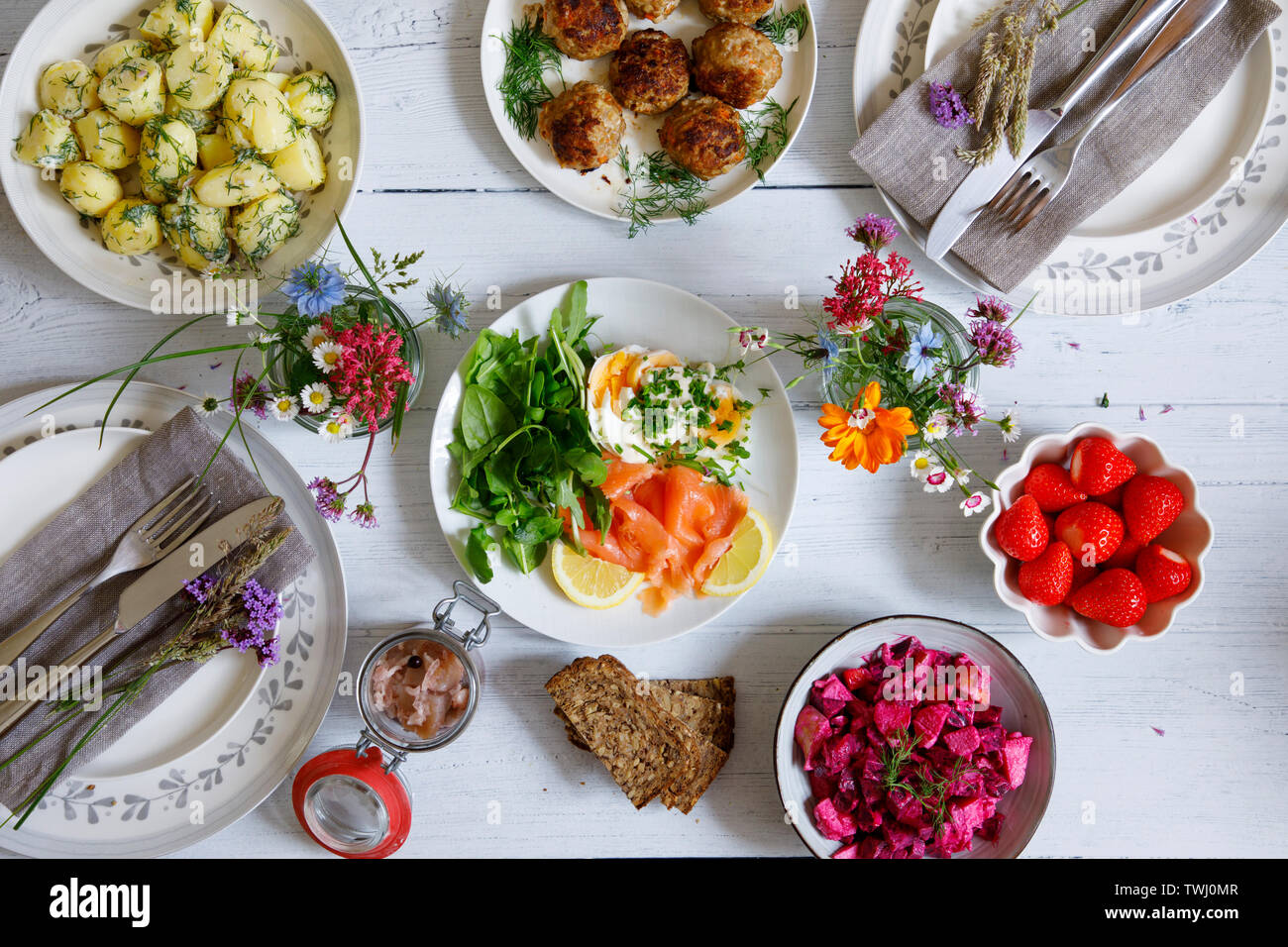 Songe d'une fête scandinave avec la salade de pommes de terre, boulettes de viande, de saumon et de betterave Banque D'Images