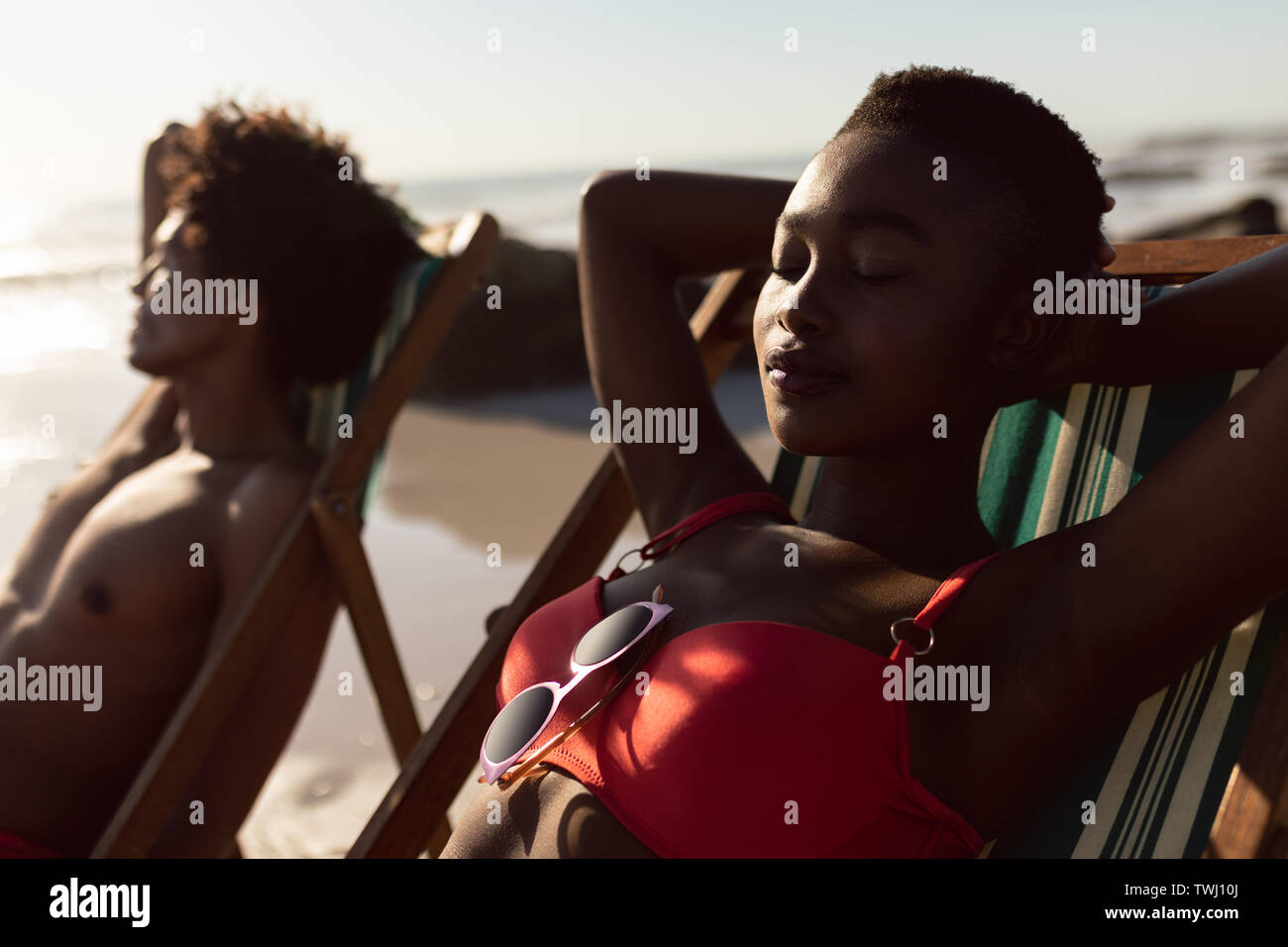 Couple dans une chaise de plage sur la plage Banque D'Images