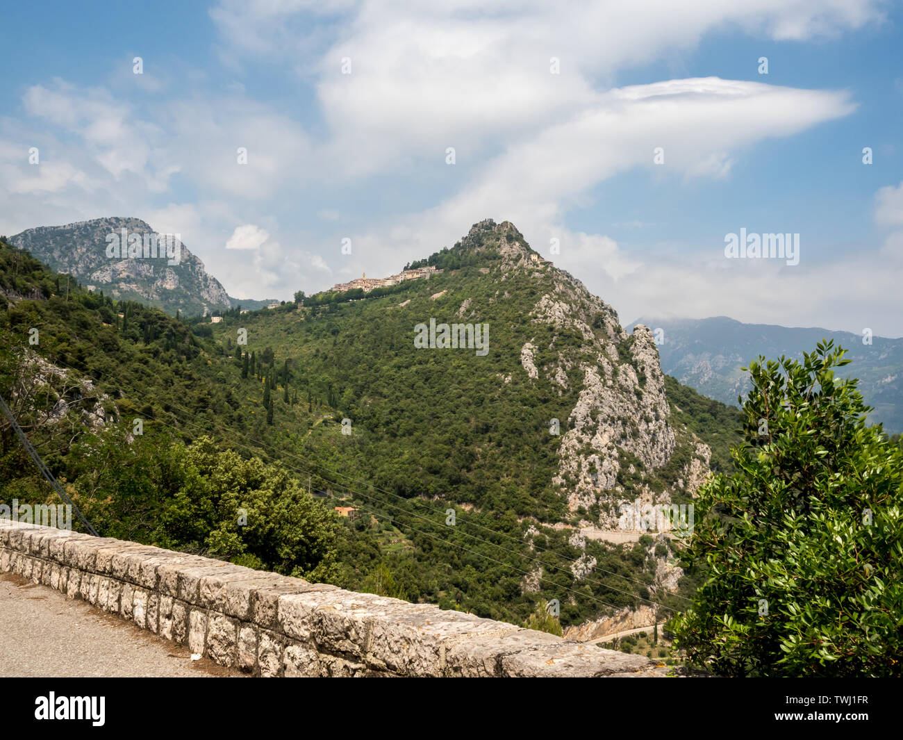 Vue du village de Sainte Agnès dans la Riviera française de l'arrière-pays (route de Sospel) Banque D'Images