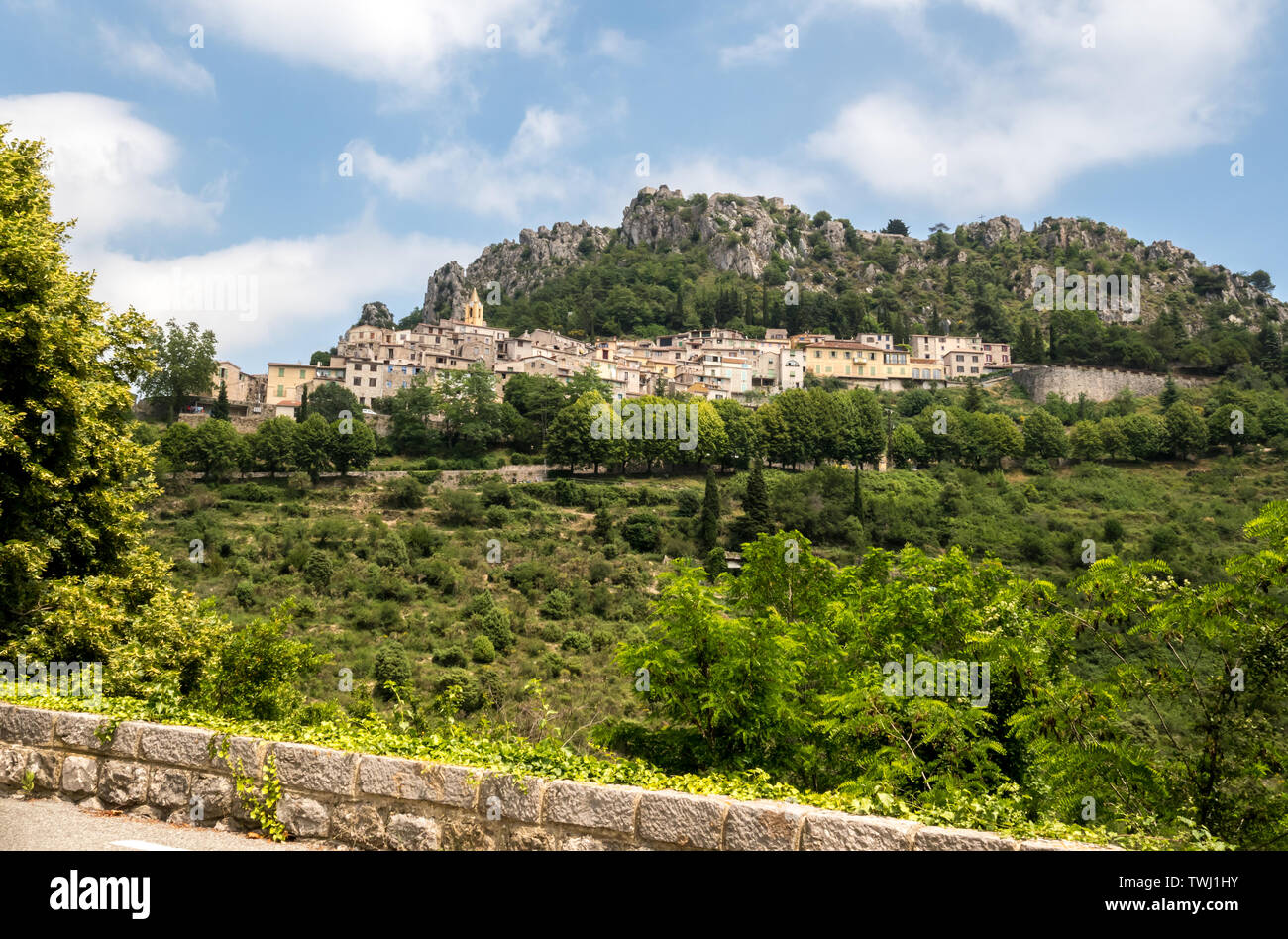 Vue du village de Sainte Agnès dans la Riviera française de l'arrière-pays (route de Sospel) Banque D'Images