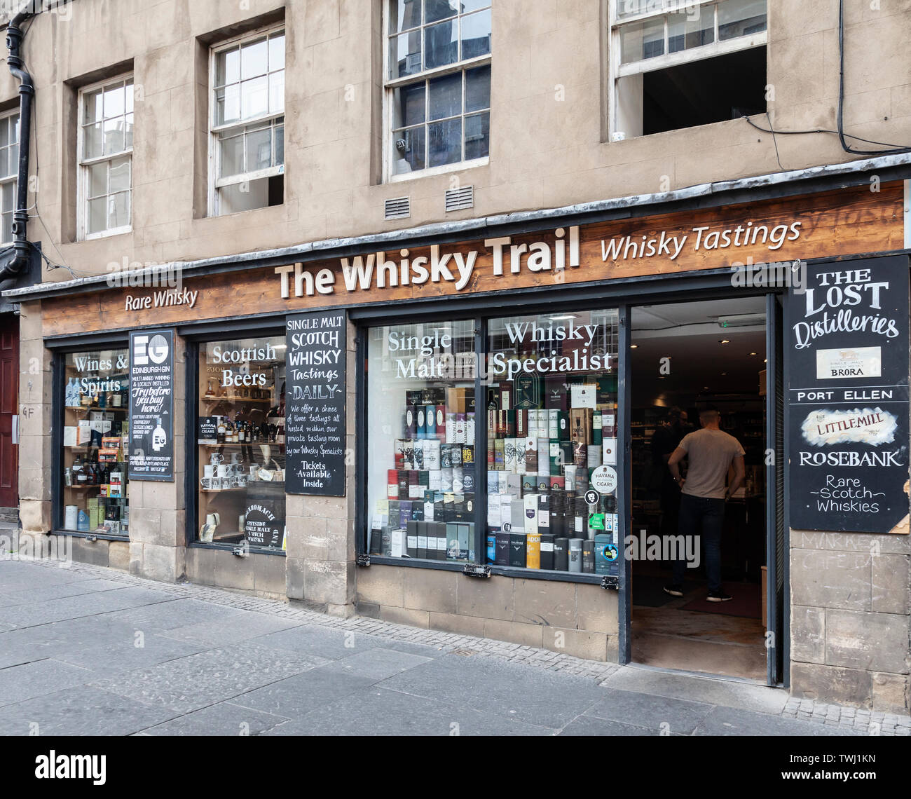 Entrée et façade de la route du Whisky, un magasin qui vend une grande variété de whiskys écossais dans le Royal Mile / High Street d'Édimbourg, en Écosse. Banque D'Images