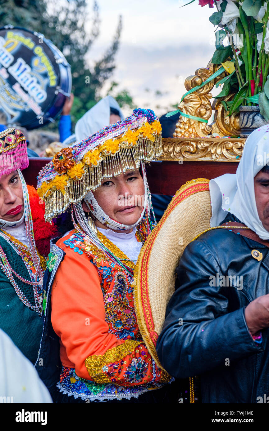 Procession du Choquekillka Festival. Femme portant l'image de Señor de Choquekillka, Vallée sacrée péruvienne de la ville d'Ollantaytambo, Pérou. Banque D'Images