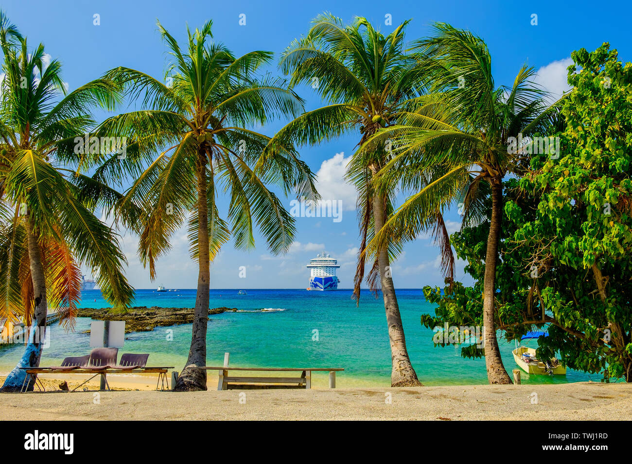 Grand Cayman, îles Caïmans, Dec 2018, vue de la princesse Regal bateau de croisière sur la mer des Caraïbes de la côte de George Town Banque D'Images