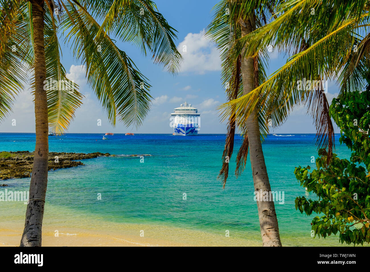 Grand Cayman, îles Caïmans, Dec 2018, le Regal Princess bateau de croisière amarré sur la mer des Caraïbes par George Town Banque D'Images