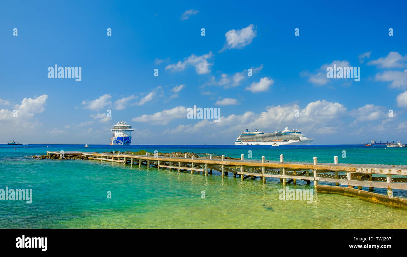 Grand Cayman, îles Caïmans, Dec 2018, les bateaux de croisière amarrés sur la mer des Caraïbes par George Town Banque D'Images