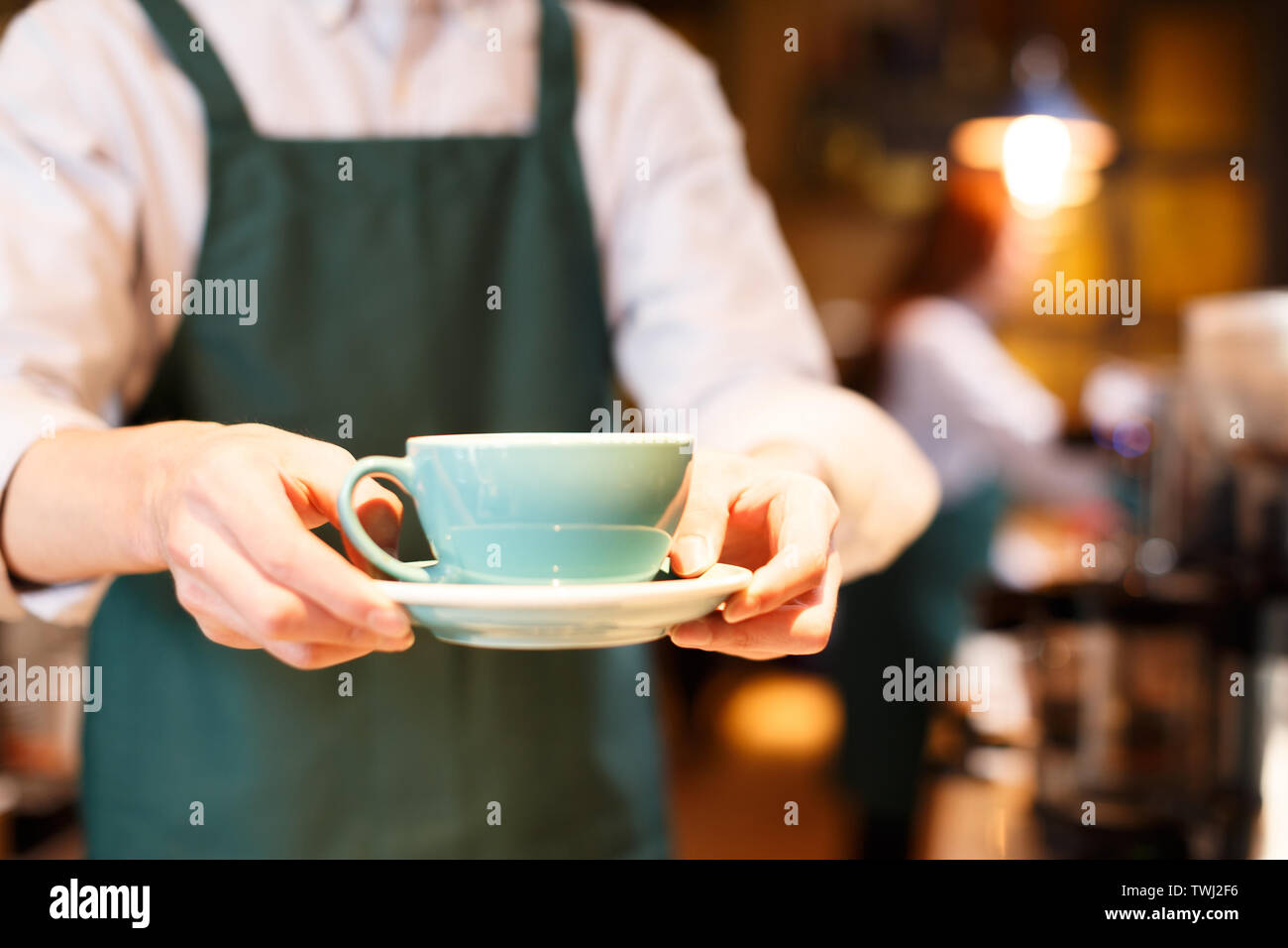 Serveuse et serveur sont en service Banque D'Images